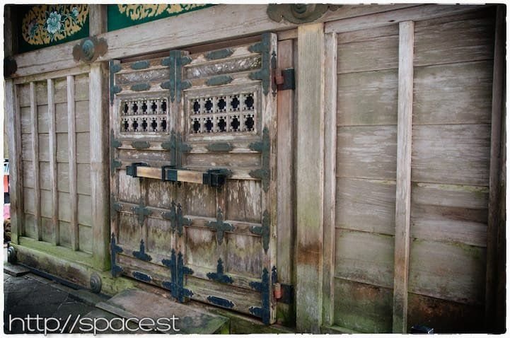 a beautiful door on the side of the horse stable