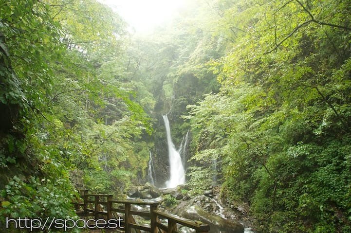 the waterfall itself is surrounded by earth on 3 sides