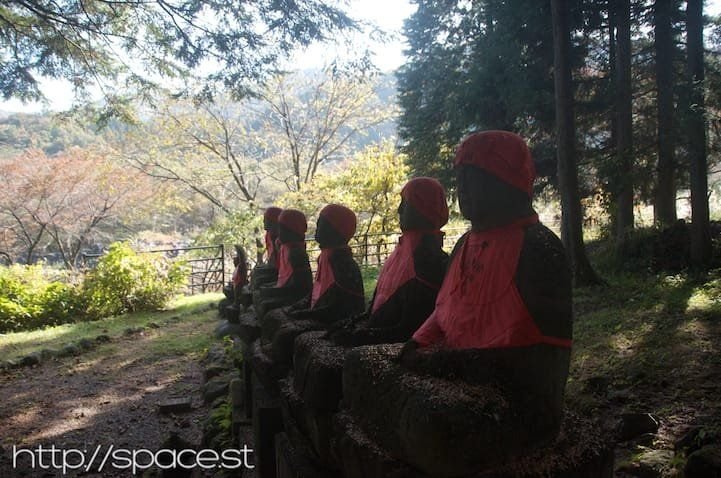 more jizo hidden near Dainichi Bridge