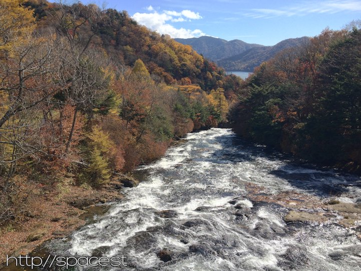 Autumn Leaves at Ryuzu waterfall are past their peak and pretty much finished.