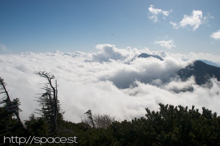 on Nyoho peak: above the clouds