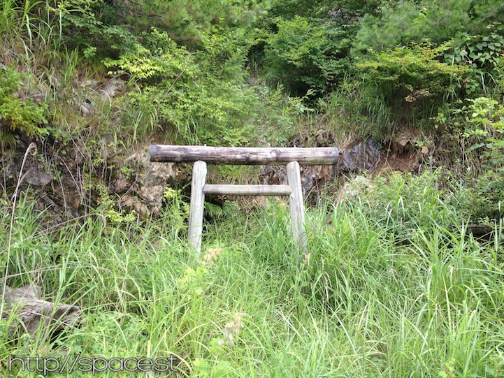 Sasamekura gate to gold mine