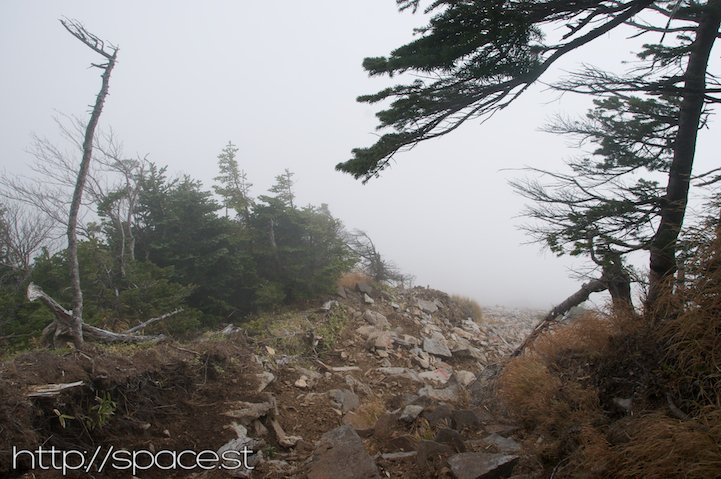 descending Nyoho peak: into the mist